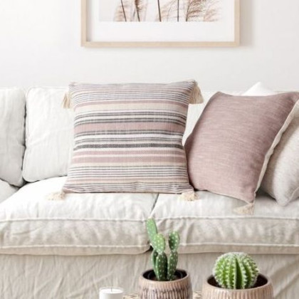 Dekoratívna pruhovaná obliečka na vankúš v štýle BOHO pudrová, zdobená strapcami